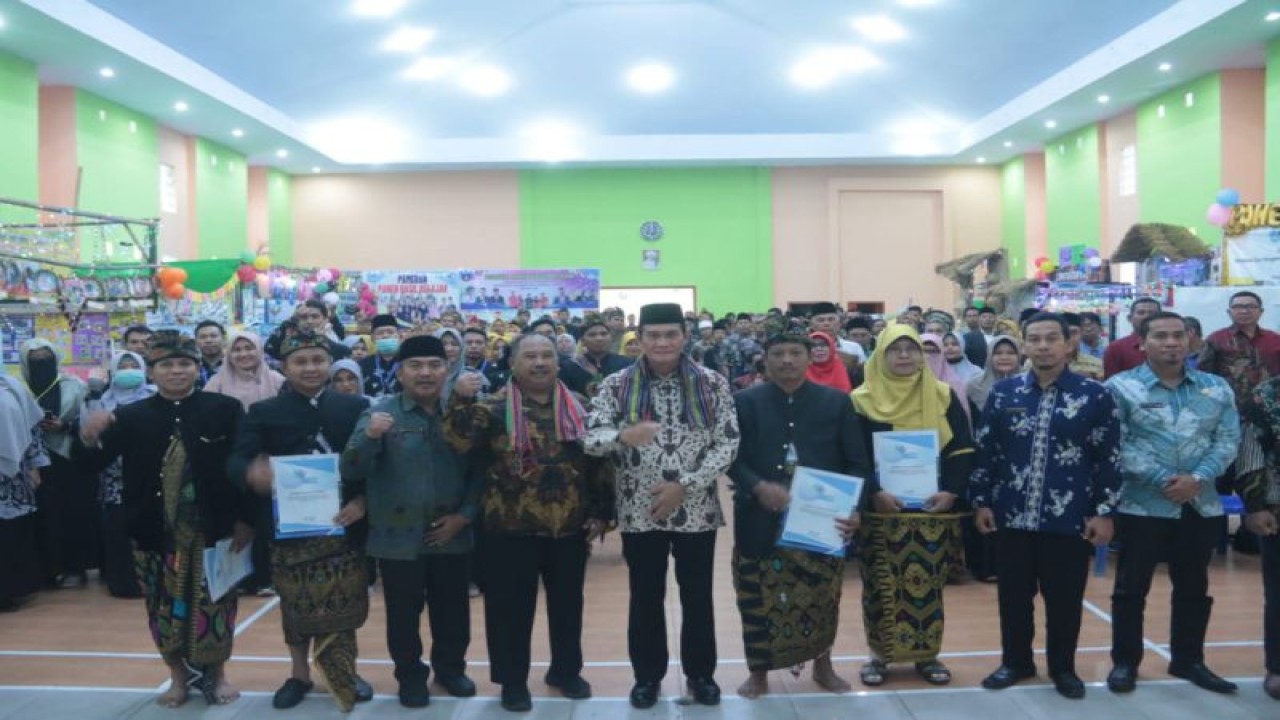 Wakil Bupati Lombok Tengah HM Nursiah berfoto bersama para guru pada acara pengukuhan komunitas guru penggerak di Praya, Lomboj Tengah, Kamis (22/12/2022). (ANTARA/Humas Pemkab Lombok Tengah)
