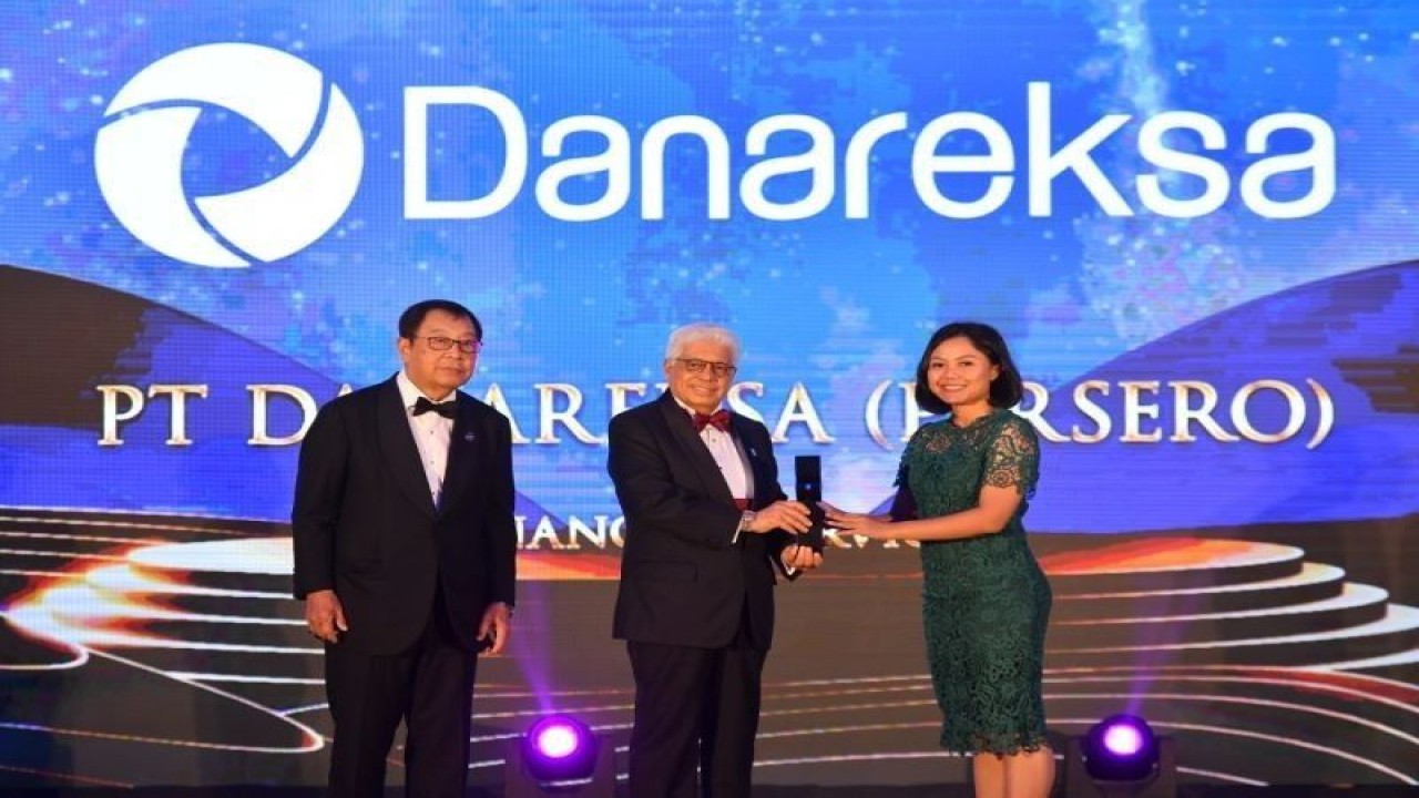 Corporate Secretary Danareksa Putu Dewika (kanan) menerima penghargaan internasional Asia Pacific Enterprise Awards (APEA) 2022 Regional Edition untuk kategori Corporate Excellence in Financial Industry. (ANTARA/HO-Danareksa)