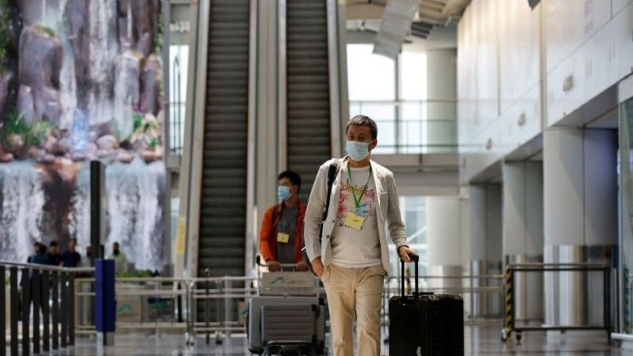 Arsip - Pengunjung tiba di Bandara Internasional Hong Kong pada hari pertama aturan karantina COVID di hotel dicabut, di Hong Kong, China, 26 September 2022. (ANTARA/Reuters/Tyrone Siu/as)