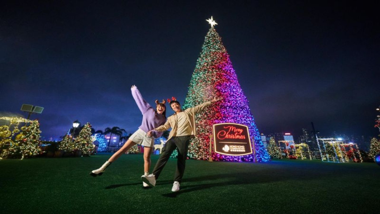 Tampilan pohon natal raksasa di Hong Kong Winter Fest yang bisa menjadi lokasi "instagramable" untuk libur natal 2022. (ANTARA/HO/HKTB)