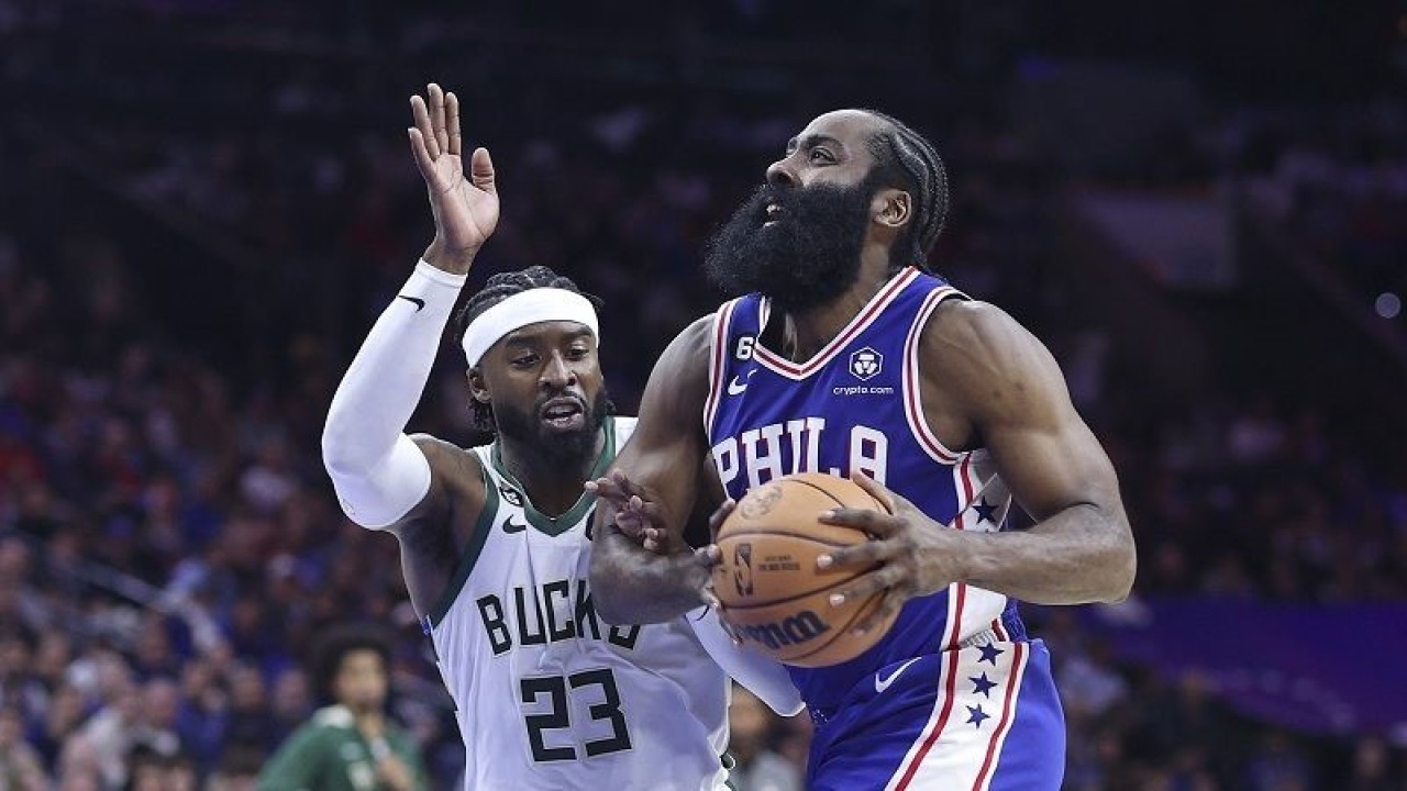 Pebasket Milwaukee Bucks Wesley Matthews (kiri) berusaha menghentikan pergerakan bintang Philadelphia 76ers James Harden dalam laga pembuka musim NBA 2022-23 Bucks di Fiserv Forum, Wisconsin, Amerika Serikat, Kamis (20/10/2022). (ANTARA/AFP/GETTY IMAGES/Tim Nwachukwu)