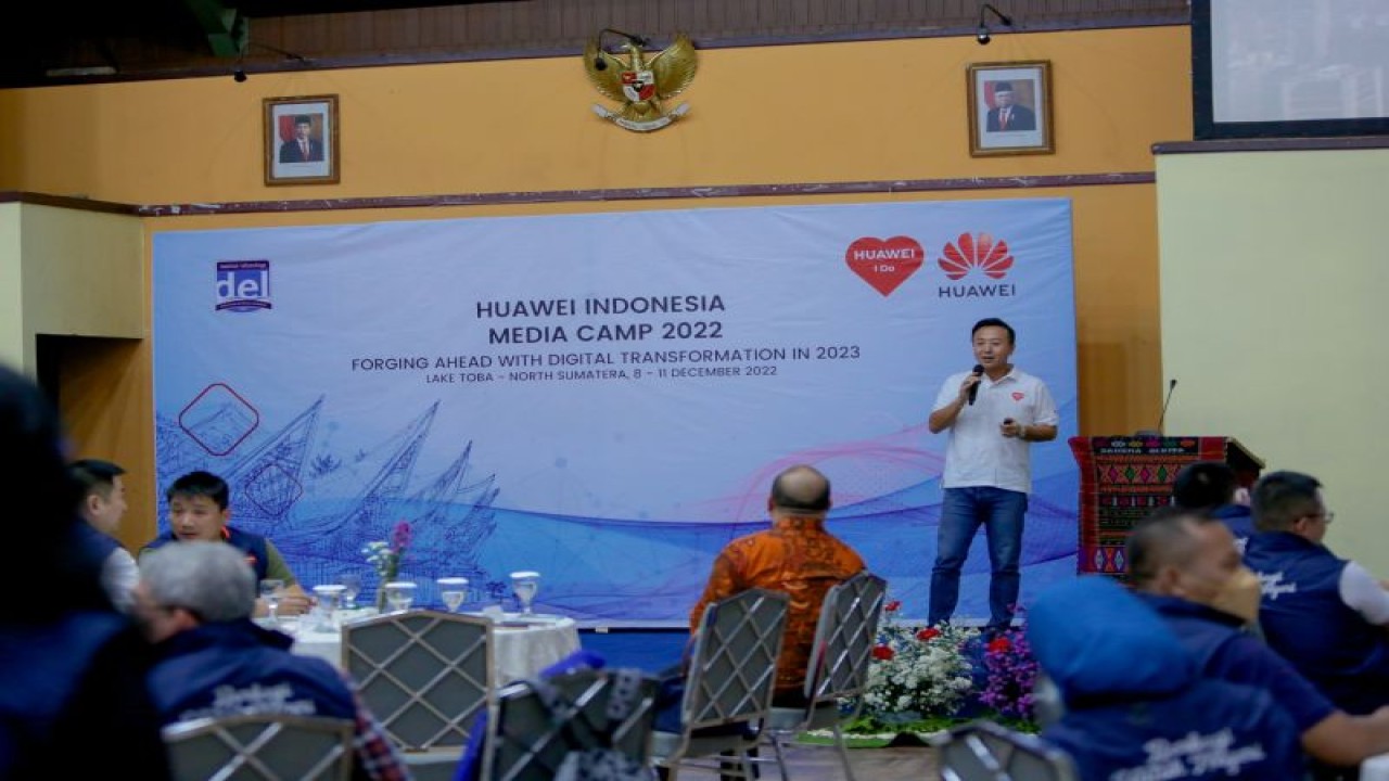 Steven Wang, CEO of Huawei Indonesia Carrier Network Business Group, memaparkan solusi TIK dari Huawei yang menjadi enabler bagi perkembangan yang rendah karbon dan hijau pada acara Huawei ICT Outlook 2023 di aula kampus Institut Teknologi Del, Sumatera Utara, Kamis (8/12/2022). (ANTARA/HO/Huawei)