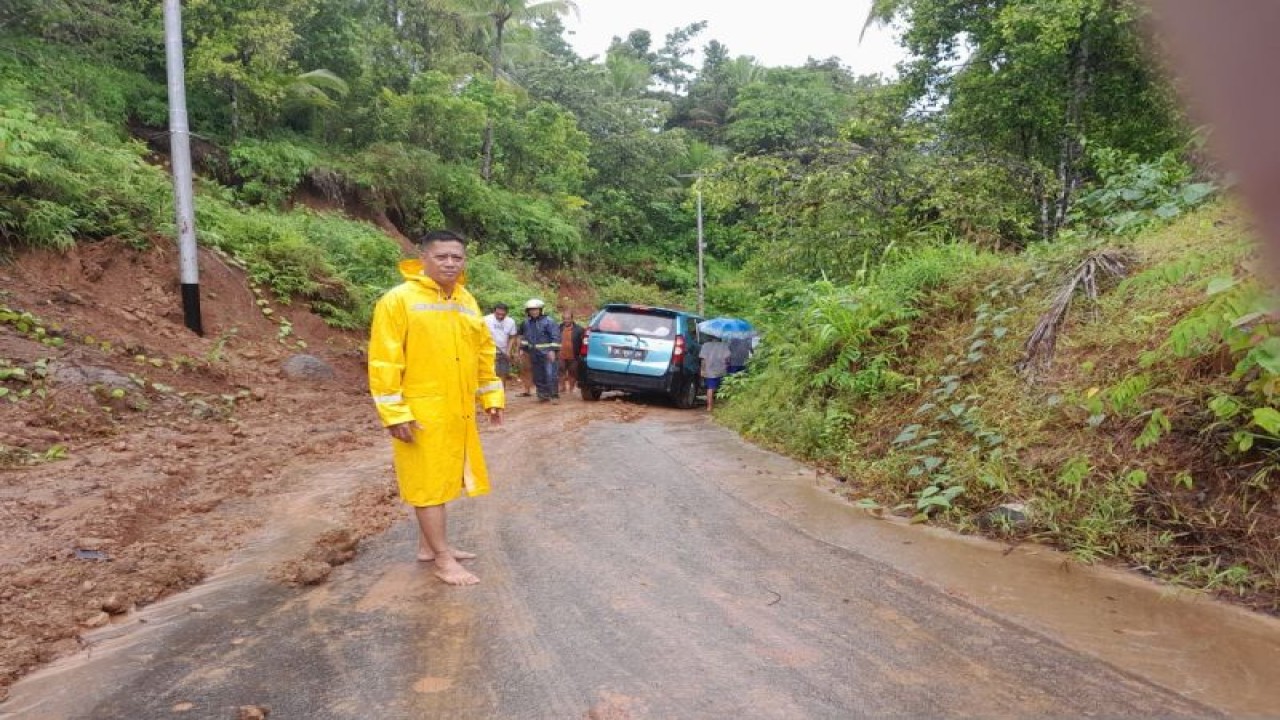 Camat Manganitu Selatan Hubert Manulong memastikan ruas jalan sempat tertimbun longsor sudah bisa dilalui kendaraan. ANTARA/Pemkab Sangihe. (1)