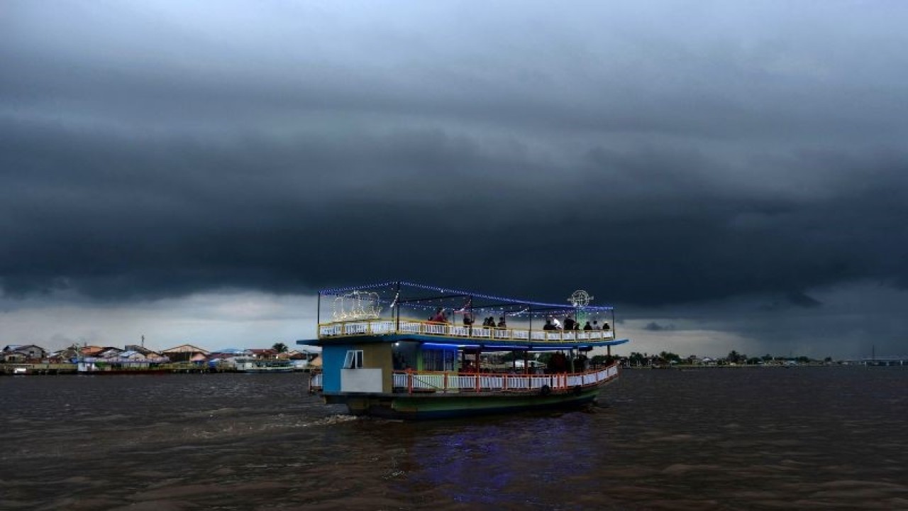 Awan gelap penanda hujan meliputi langit di atas Sungai Kapuas di Kota Pontianak, Provinsi Kalimantan Barat, Rabu (14/12/2022). (ANTARA FOTO/JESSICA HELENA WUYSANG)