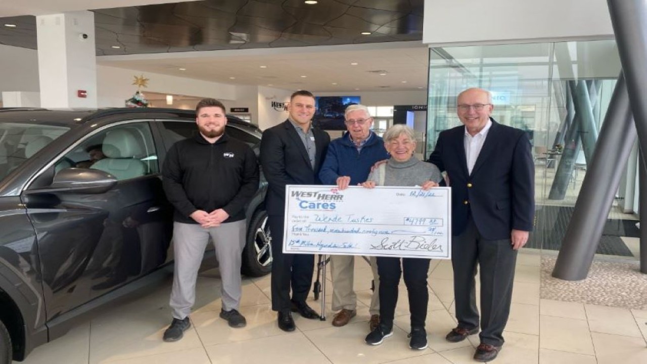 Presiden West Herr Automotive Group Scott Bieler (kanan), salesman Steve Fessel (kiri) dan general manager Frank Comisso (kedua dari kiri) menghadirkan pelanggan James dan Wende Tuskes (ketiga dan keempat dari kiri), yang membeli kendaraan ke-15 juta Hyundai Motor America, dengan cek untuk tahun pertama pembayaran Hyundai Tucson baru mereka di Williamsville, New York, Rabu. (Hyundai Motor America)
