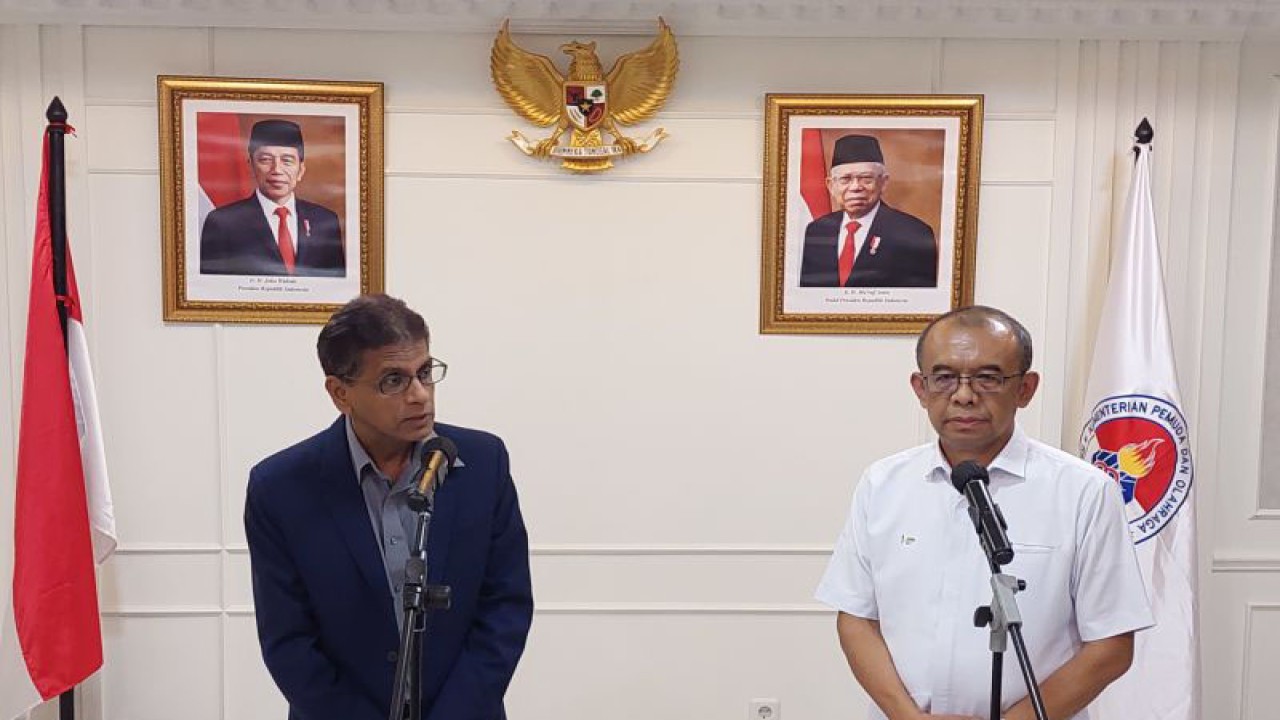 Direktur Jenderal SEARADO Gobinathan Nair (kiri) bersama Ketua IADO Gatot S. Dewa Broto memberi keterangan pers terkait perkembangan Indonesia dalam memerangi doping di Kantor Kemenpora, Senayan, Jakarta, Kamis (1/12/2022) (ANTARA/Muhammad Ramdan)