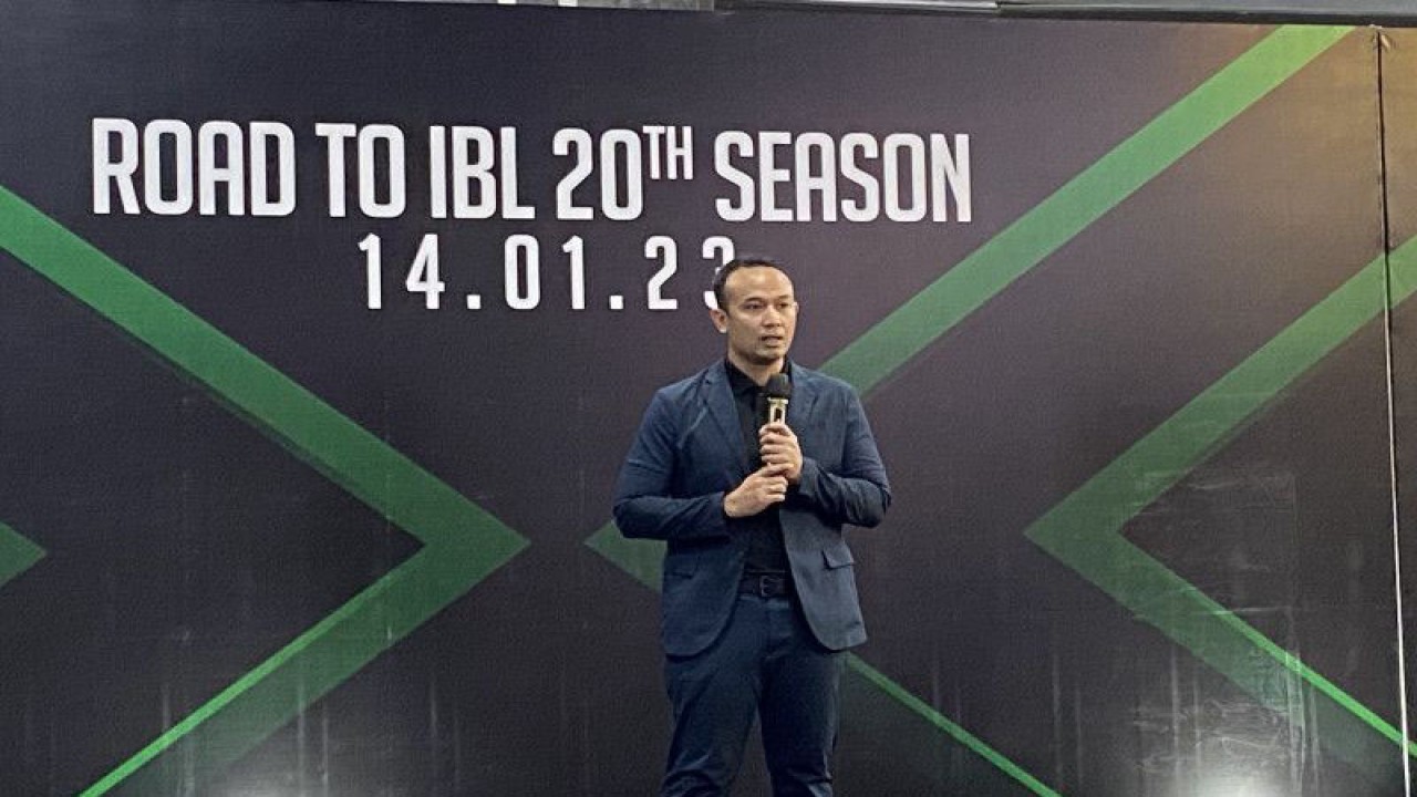 Direktur Utama IBL Junas Miradiarsyah memberikan pernyataan dalam acara “Media Day Road to IBL 2023” di Jakarta, Rabu (14/12/2022). (ANTARA/Shofi Ayudiana)