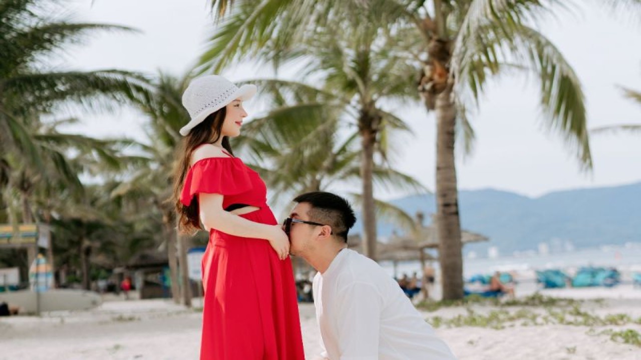 Ilustrasi - ibu hamil sedang berlibur di pantai (ANTARA/Pexels)