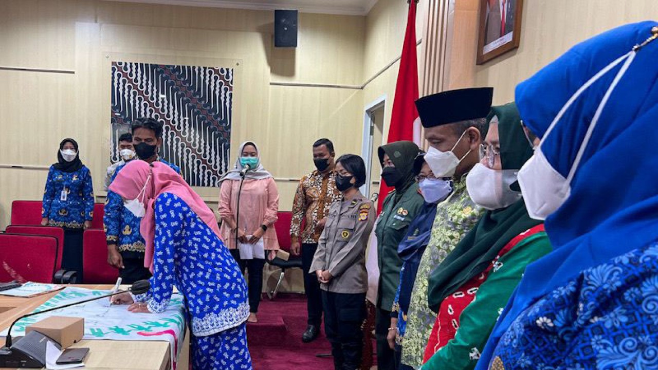 Penandatanganan deklarasi Ibu Hamil Sehat dan Bahagia oleh sejumlah perwakilan instansi terkait di Yogyakarta, Kamis (22/12/2022) (ANTARA/Eka AR)
