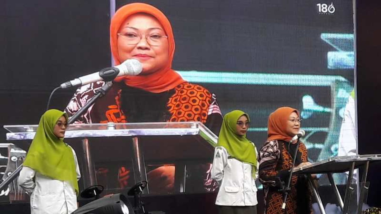 Menteri Tenaga Kerja Republik Indonesia Ida Fauziyah menjadi pembicara kunci pada pembukaan Konferwil IPNU dan IPPNU Pimpinan Wilayah Ikatan Pelajar Nahdlatul Ulama dan Ikatan Pelajar Putri Nahdlatul Ulama Provinsi Jawa Tengah di Ponpes API Syubbanul Waton Magelang. ANTARA/Heru Suyitno