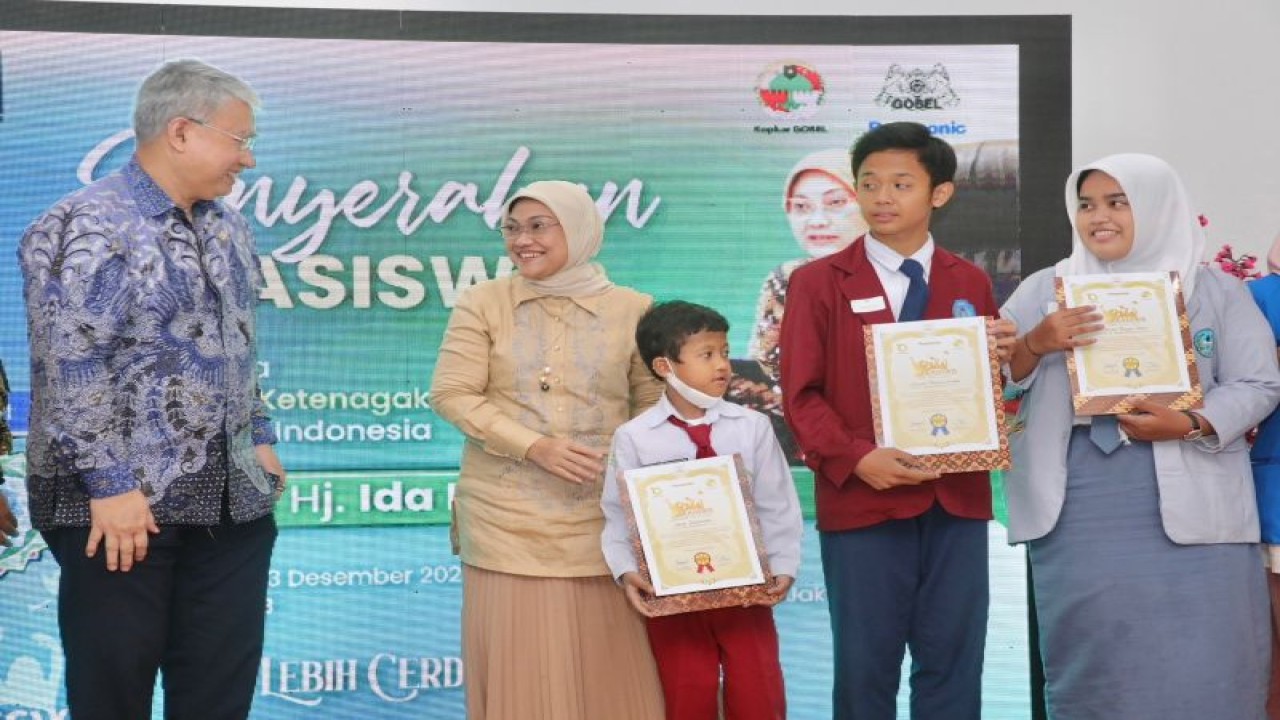 Menaker Ida Fauziyah (kedua kiri) dalam acara penyerahan beasiswa kepada putra dan putri anggota serikat pekerja Federasi Serikat Pekerja Panasonic Gobel di Jakarta, Jumat (23/12/2022) (FOTO ANTARA/HO-Kemnaker)