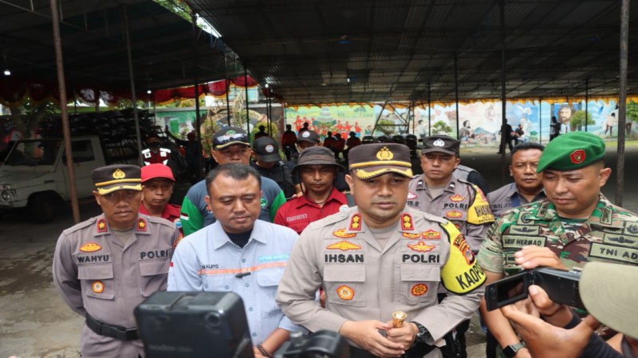 Kapolres Bantul AKBP Ihsan bersama Dandim dan Ketua FPRB Bantul disela Apel Siaga Relawan Jelang Natal dan Tahun Baru di Kabupaten Bantul, DIY, Jumat (23/12/2022) (FOTO ANTARA/HO-Humas Polres Bantul)
