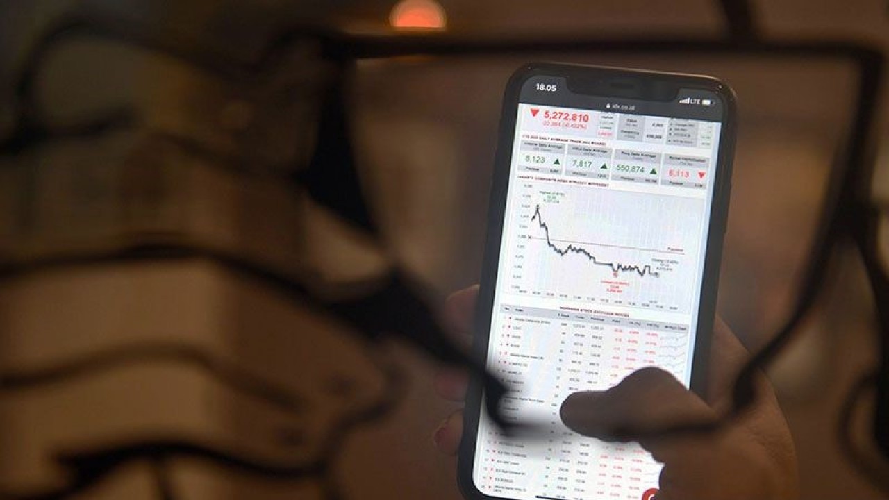 Ilustrasi - Pekerja memperlihatkan pergerakan Indeks Harga Saham Gabungan (IHSG) melalui gawainya di Jakarta. ANTARA FOTO/Puspa Perwitasari/foc/aa. (ANTARAFOTO/PUSPA PERWITASARI)
