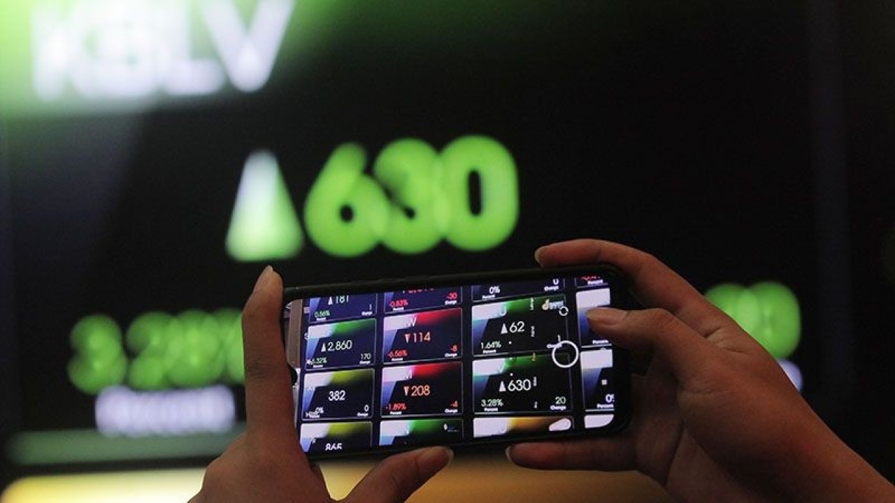 Iustrasi: Karyawan memotret layar monitor pergerakan Indeks Harga Saham Gabungan (IHSG) di Bursa Efek Indonesia, Jakarta. ANTARA FOTO/Reno Esnir/wsj. (ANTARA FOTO/RENO ESNIR)