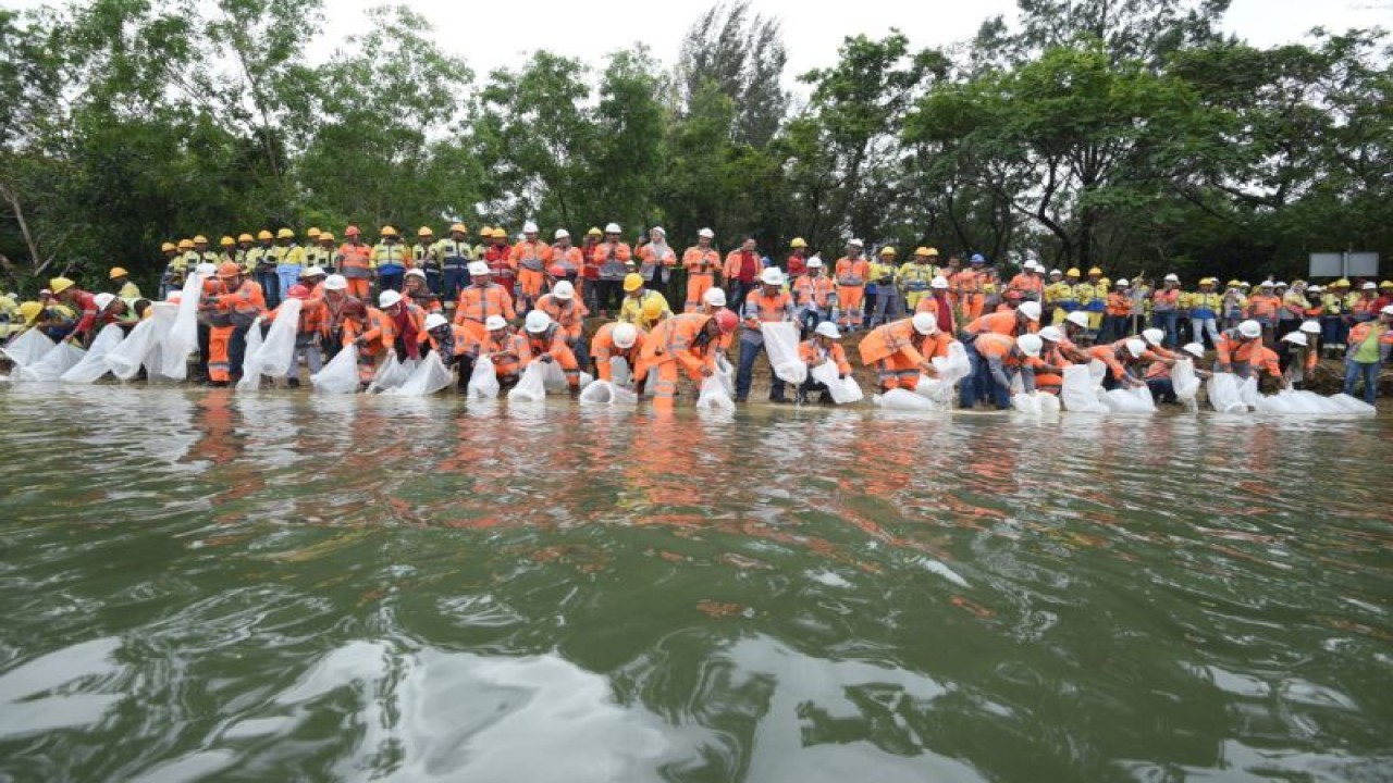 Acting GM SBA, Anwar Bakti beserta karyawan dan kontraktor melepas seribu ekor calon induk ikan kakap putih di sungai Krueng Raba (ANTARA/HO)
