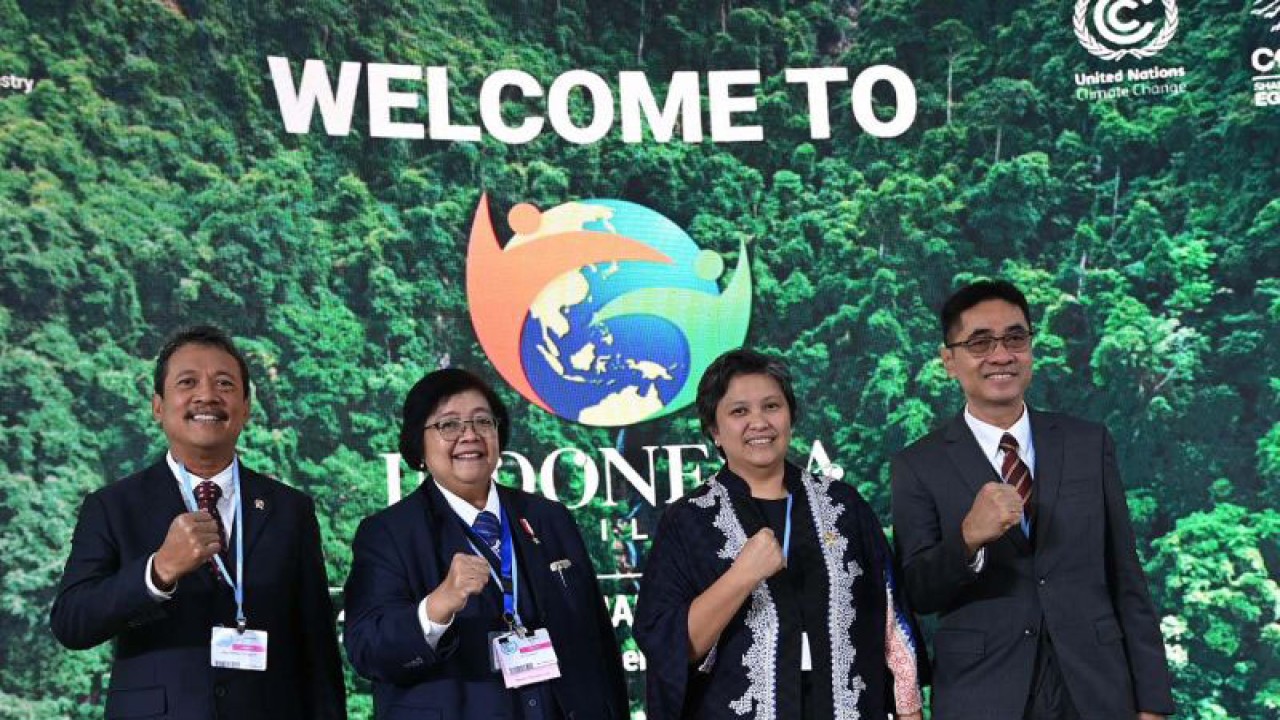 Menteri Lingkungan Hidup dan Kehutanan Siti Nurbaya (kedua kiri) bersama Menteri Kelautan dan Perikanan Sakti Wahyu Trenggono (kiri), Wakil Ketua MPR Lestari Moerdijat (kedua kanan), dan Ketua Penyelenggara Paviliun Indonesia Agus Justianto (kanan) pada konferensi perubahan iklim COP27 UNFCCC di Sharm El Shikh, Mesir, Minggu (6/11/2022). Paviliun Indonesia digelar selama penyelenggaran COP27 pada 6-18 November 2022 sebagai "soft diplomacy" Indonesia dan mengajak semua negara untuk bersama-sama melakukan aksi yang lebih kuat mencegah bencana perubahan iklim. ANTARA FOTO/Saptono/aww.
