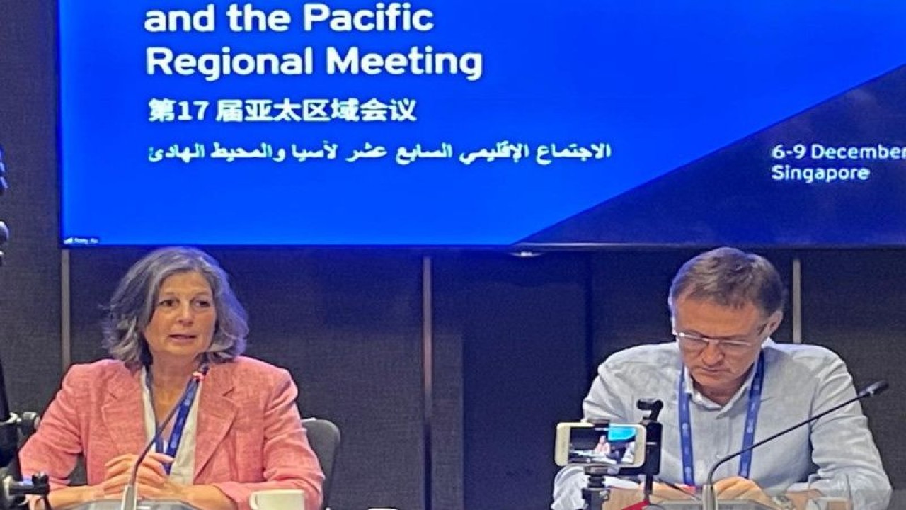 Kepala Unit ILO bidang Perusahaan Multinasional dan Pelibatan Perusahaan Githa Roelans (kiri) menyampaikan keterangan pers di sela-sela Pertemuan Regional ke-17 ILO Asia Pasifik di Singapura, Kamis (8/12/2022). (ANTARA/Yashinta Difa)