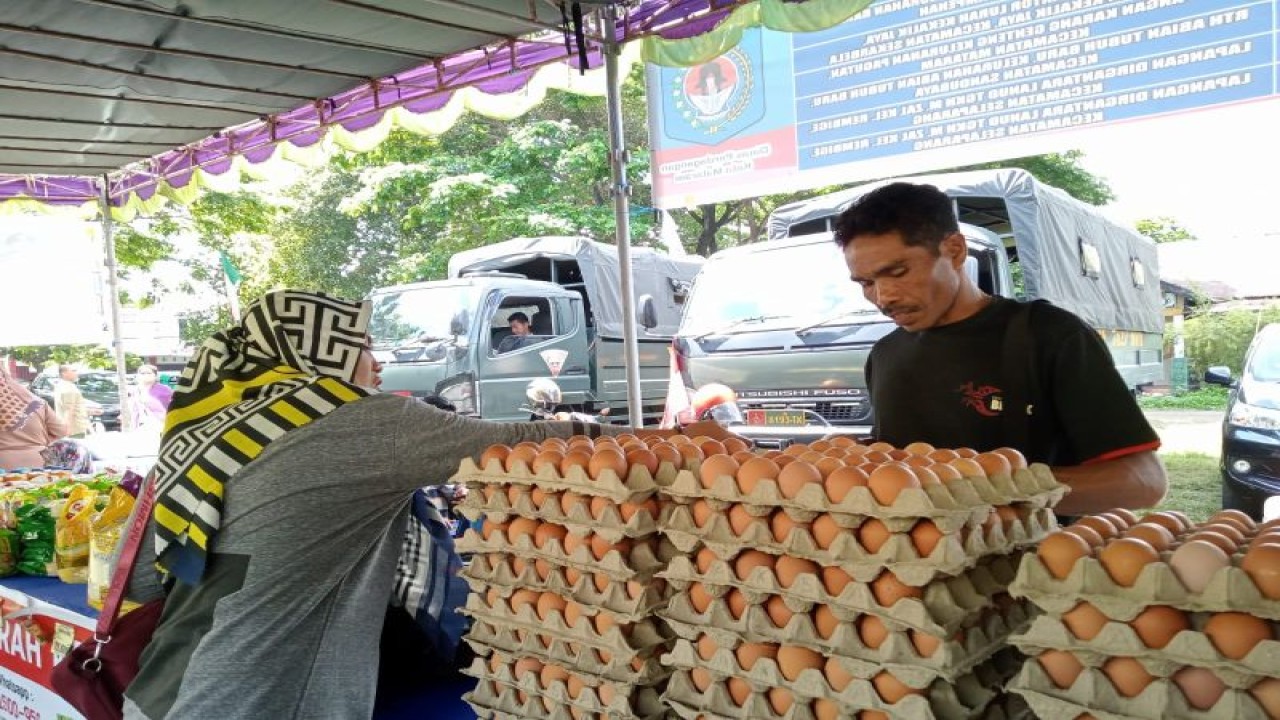 Ilustrasi: aktivitas pedagang telur ayam dalam kegiatan bazar pasar murah di Kota Mataram, Provinsi Nusa Tenggara Barat. (Foto: ANTARA/Nirkomala)