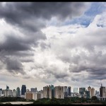 Ilustrasi - Awan tebal di kawasan perkotaan. (ANTARA/HO-Sutterstock).-1672106259