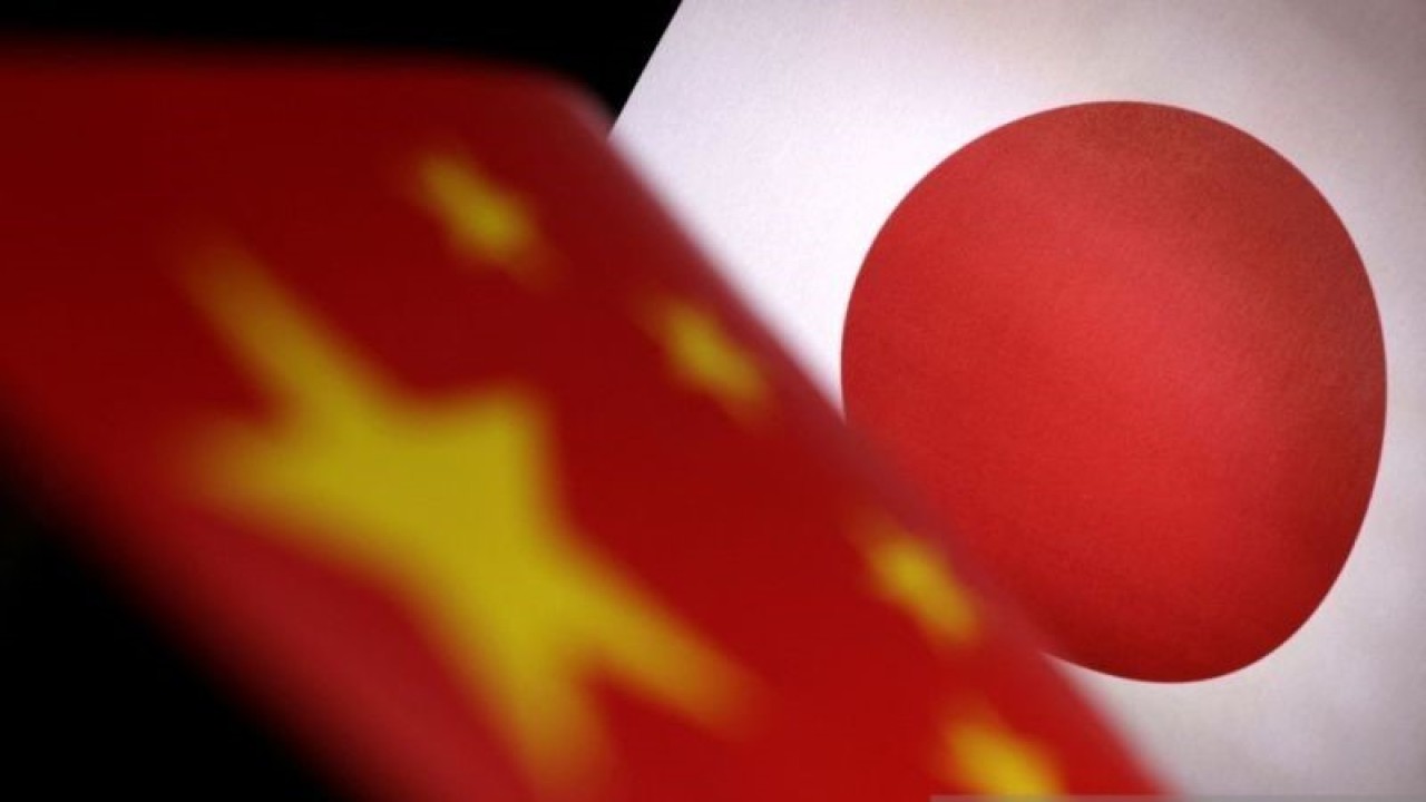 Ilustrasi - Bendera China dan Jepang. (ANTARA/Reuters/Dado Ruvic/Illustration/as)