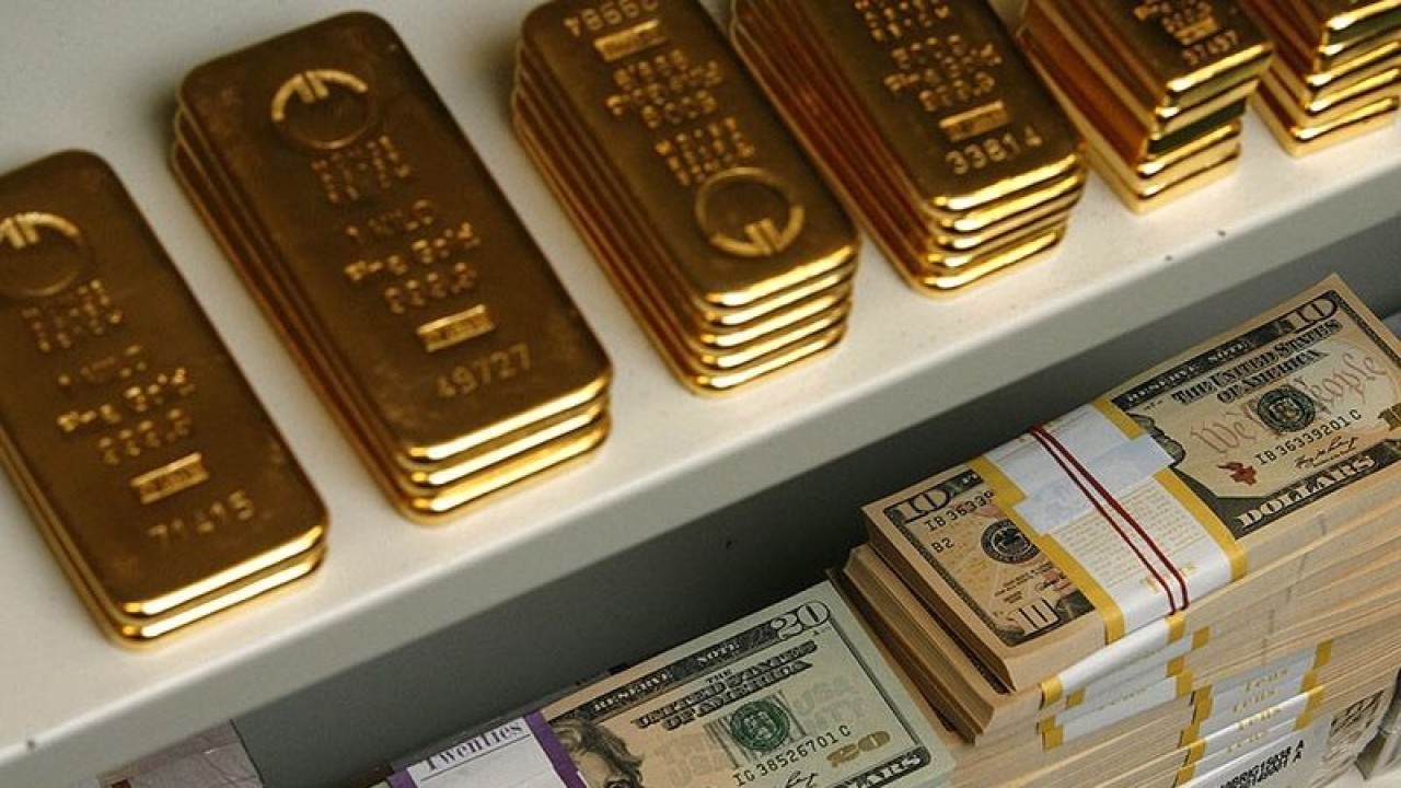 Ilustrasi - Emas batangan dan uang kertas Dolar AS dalam brankas. ANTARA/REUTERS/Heinz-Peter Bader/aa.