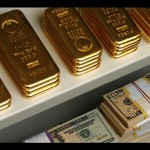 Ilustrasi - Emas batangan dan uang kertas Dolar AS dalam brankas. ANTARA/REUTERS/Heinz-Peter Bader/aa.-1671763715