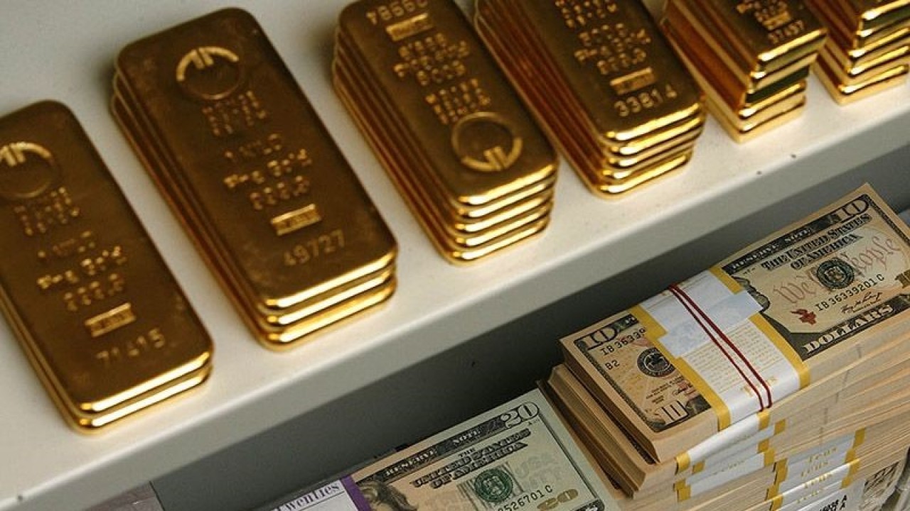 Ilustrasi - Emas batangan dan uang kertas Dolar AS dalam brankas. ANTARA/REUTERS/Heinz-Peter Bader/aa.