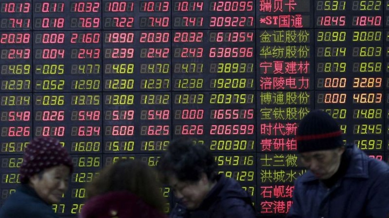 Ilustrasi: Investor berdiri di depan papan elektronik yang menunjukkan informasi saham di sebuah rumah pialang di Shanghai, China. ANTARA/REUTERS/Aly Song/am