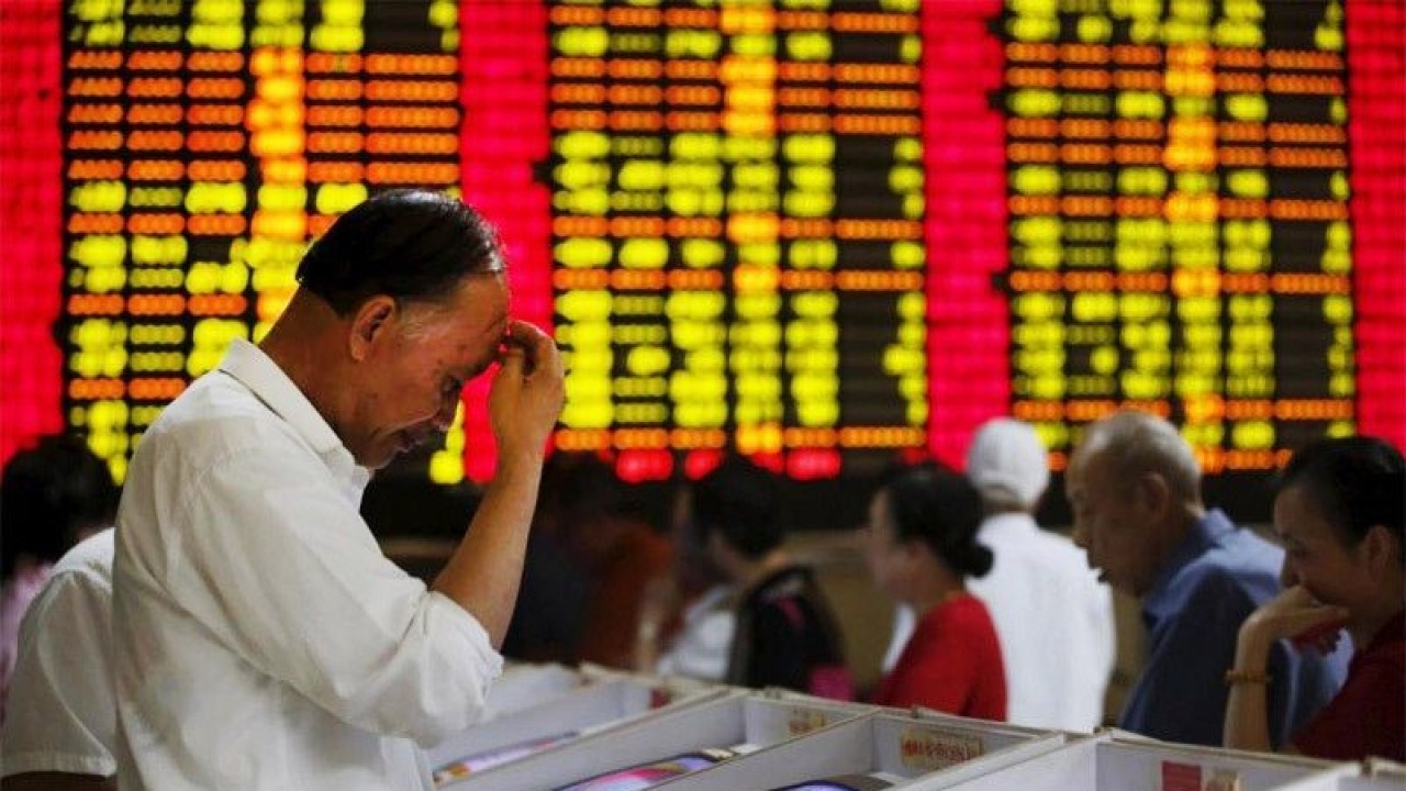 Ilustrasi - Investor melihat layar komputer yang menunjukkan informasi saham di sebuah rumah broker di Shanghai. ANTARA/REUTERS/Aly Song/aa.