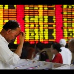 Ilustrasi - Investor melihat layar komputer yang menunjukkan informasi saham di sebuah rumah broker di Shanghai. ANTARA/REUTERS/Aly Song/aa.-1672223161