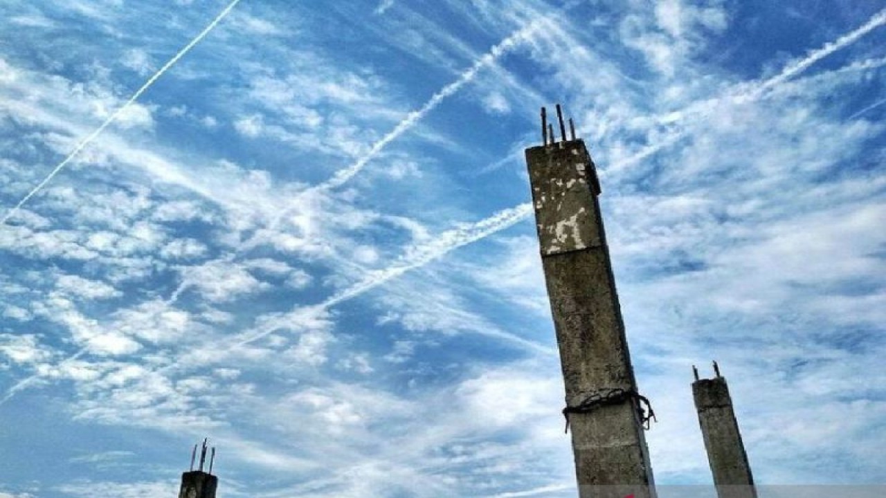 Ilustrasi- Jejak kondensasi pesawat terbang ketika cuaca cerah di Surabaya, (10/11/2021). (FOTO ANTARA/Rifai)