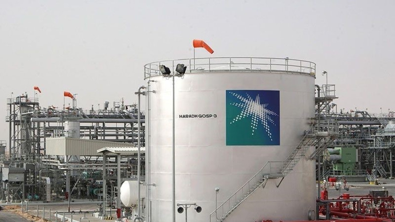 Ilustrasi - Kilang minyak Aramco di dekat Khurais, Riyadh, Arab Saudi. (ANTARA/REUTERS/Ali Jarekji/aa.)