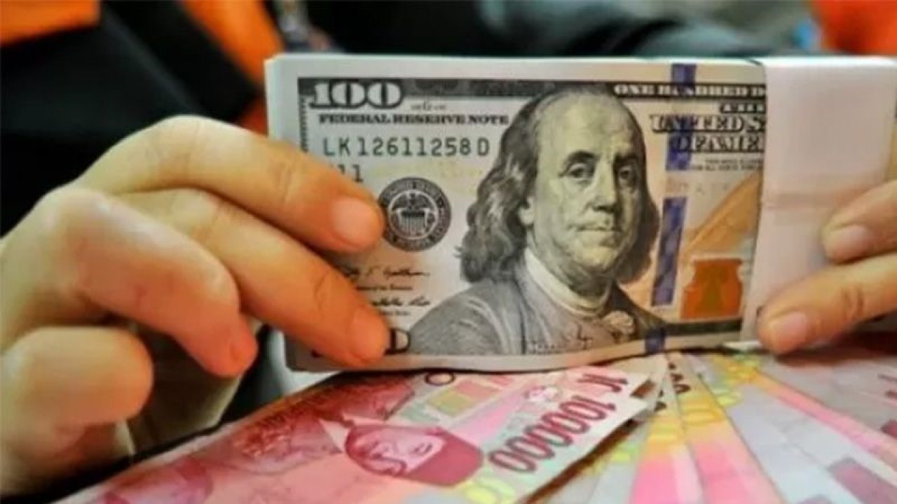 Ilustrasi - Lembaran mata uang rupiah dan dolar AS. ANTARA FOTO/Puspa Perwitasari/aa.