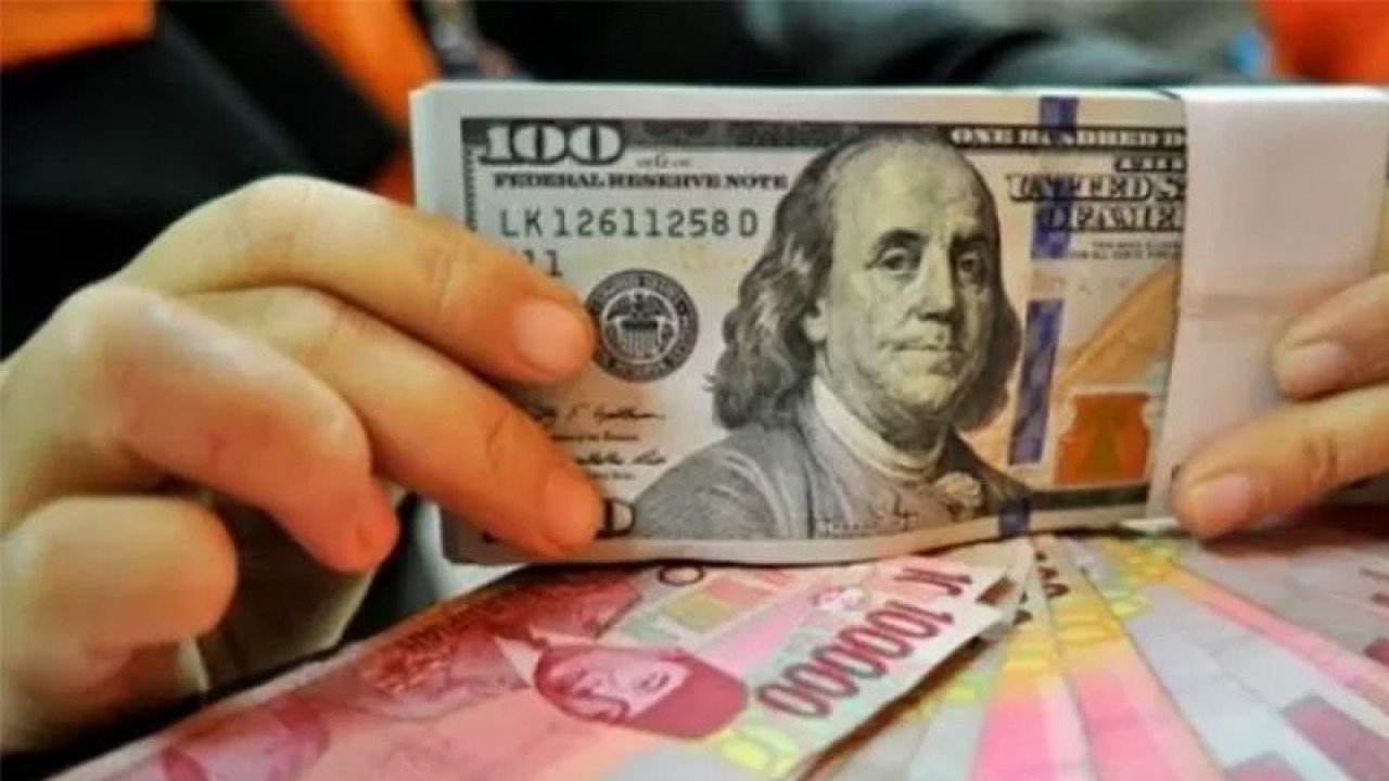 Ilustrasi - Lembaran mata uang rupiah dan dolar AS. ANTARA FOTO/Puspa Perwitasari/aa.
