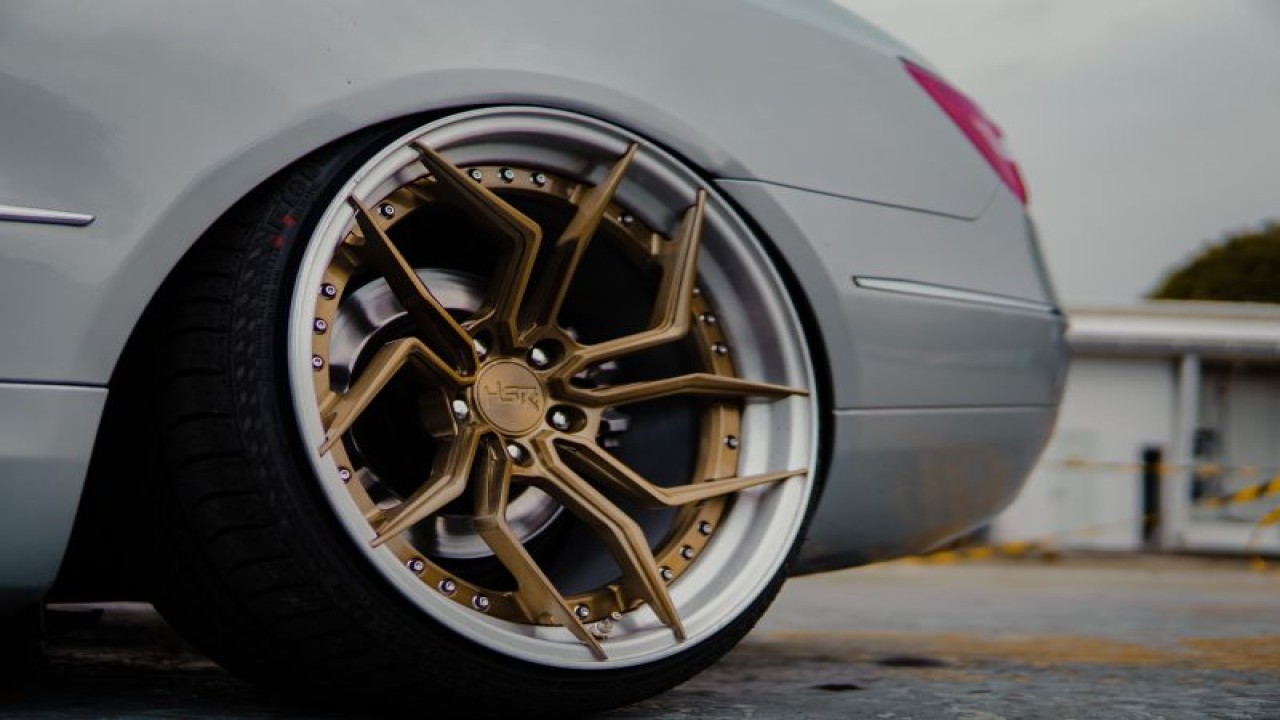 Ilustrasi: memodifikasi bagian velg pada kendaraan kesayangan (ANTARA/Ho)