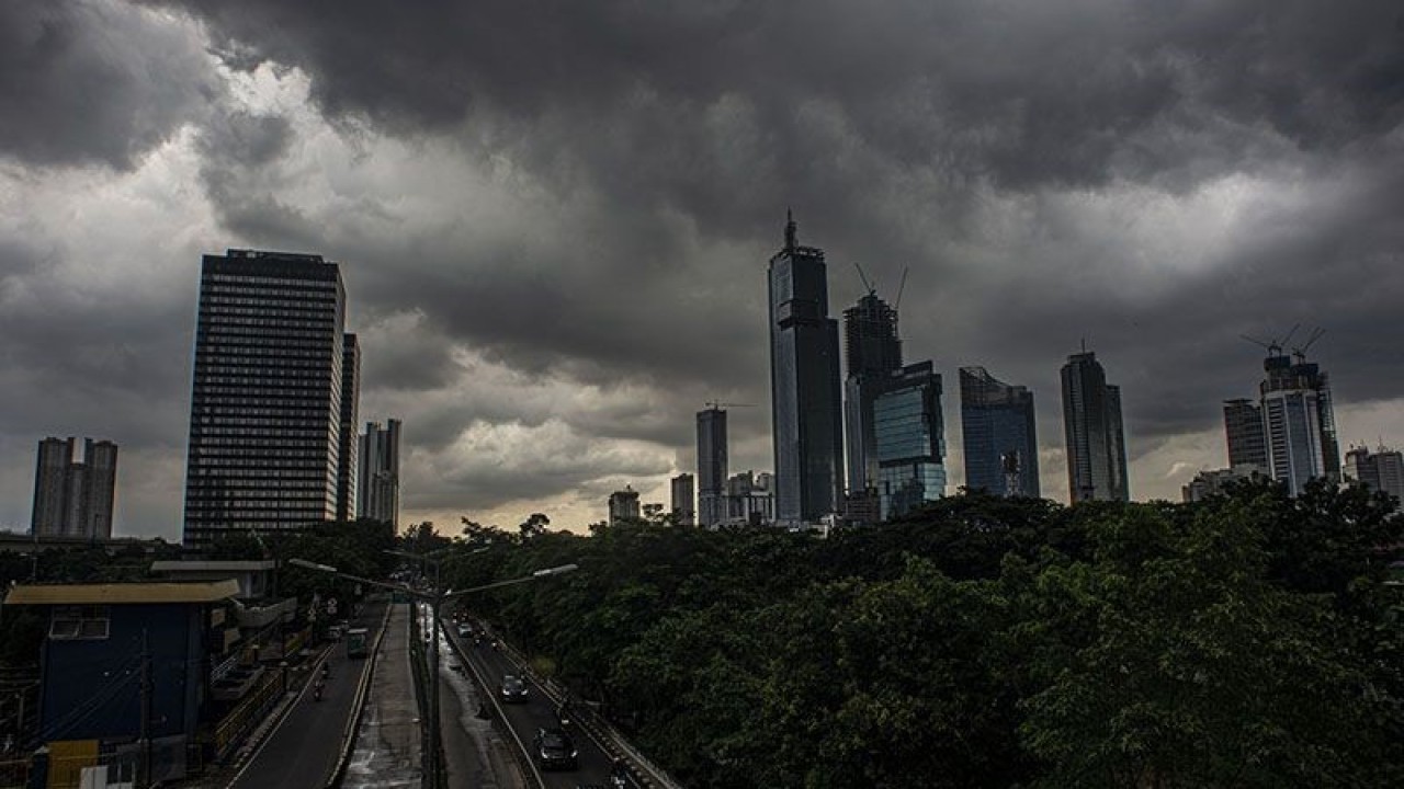 Ilustrasi - Mendung terlihat dari kawasan Kuningan, Jakarta Selatan, Jumat (28/1/2022). ANTARA FOTO/Aprillio Akbar/wsj/pri.