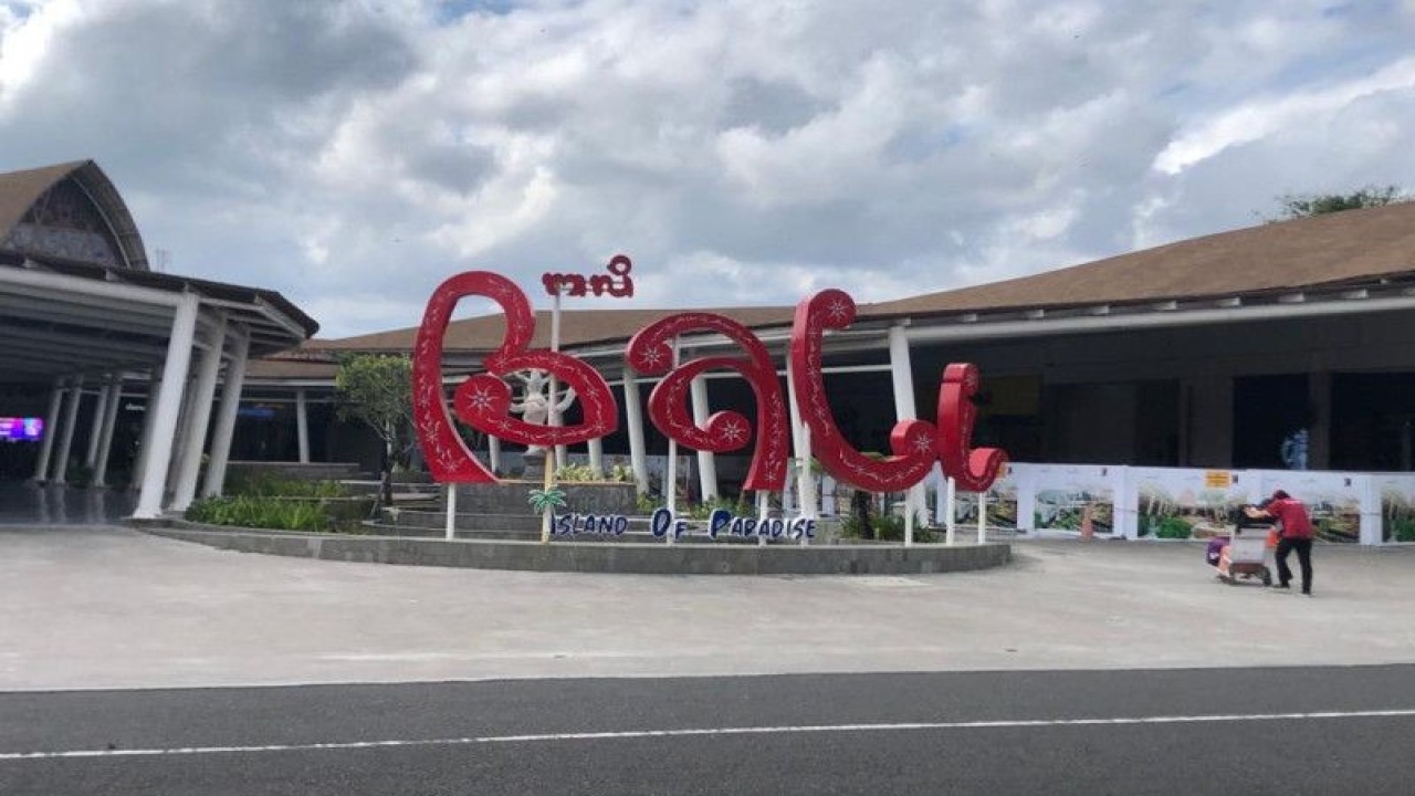 Ilustrasi papan nama Bali di pintu domestik Bandara I Gusti Ngurah Rai. ANTARA/Ni Putu Putri Muliantari