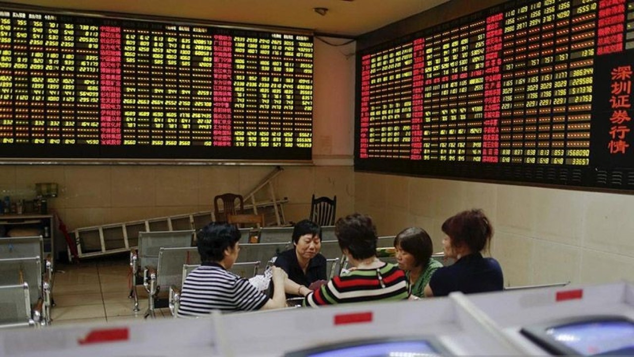 Ilustrasi - Para investor bermain kartu selama perdagangan tengah hari di Bursa Saham China. ANTARA/REUTERS/Aly Song/aa.