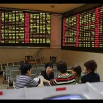 Ilustrasi - Para investor bermain kartu selama perdagangan tengah hari di Bursa Saham China. ANTARA/REUTERS/Aly Song/aa.-1670812136