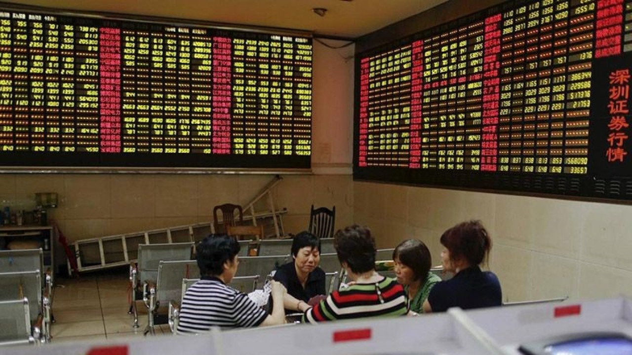 Ilustrasi - Para investor bermain kartu selama perdagangan tengah hari di Bursa Saham China. ANTARA/REUTERS/Aly Song/aa.