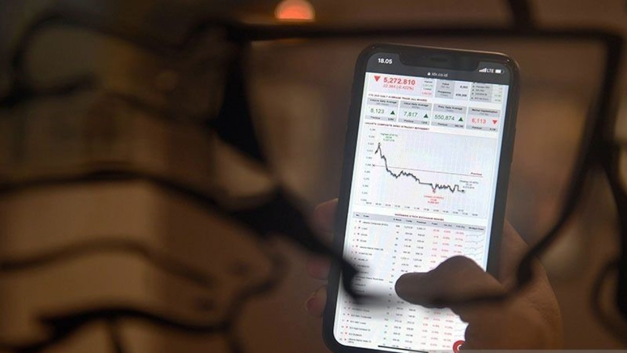 Ilustrasi - Pekerja memperlihatkan pergerakan Indeks Harga Saham Gabungan (IHSG) melalui gawainya di Jakarta. (ANTARA FOTO/Puspa Perwitasari/foc/aa)
