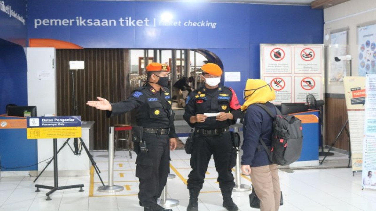 Ilustrasi - Pengamanan di stasiun kereta api. ANTARA/HO-PT KAI