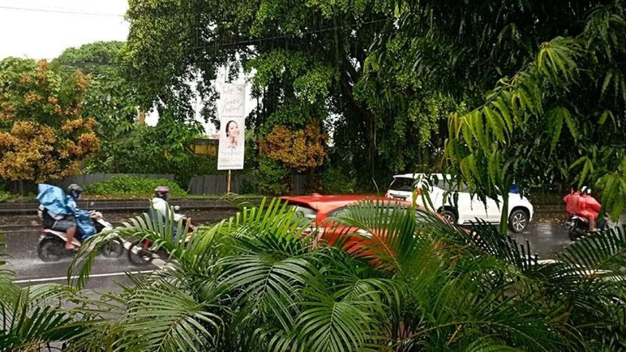 Ilustrasi - Pengendara sepeda motor melintasi Jalan Jenderal Soedirman, Purwokerto, di tengah guyuran hujan. ANTARA/Sumarwoto