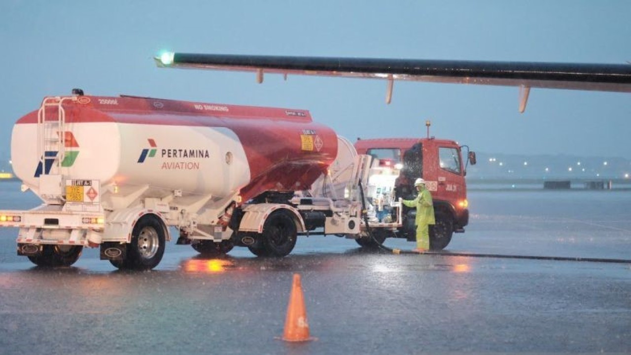 Ilustrasi pengisian bahan bakar avtur. ANTARA/ (HO-PERTAMINA)