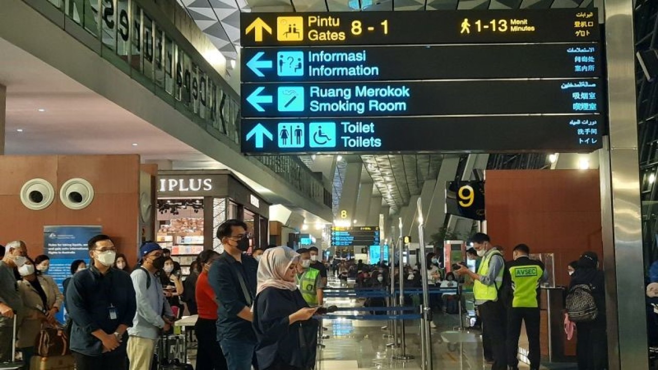 Ilustrasi - Pengunjung di Bandara Soetta saat mengantri untuk menunggu jadwal pemberangkatan penerbangan (Azmi)