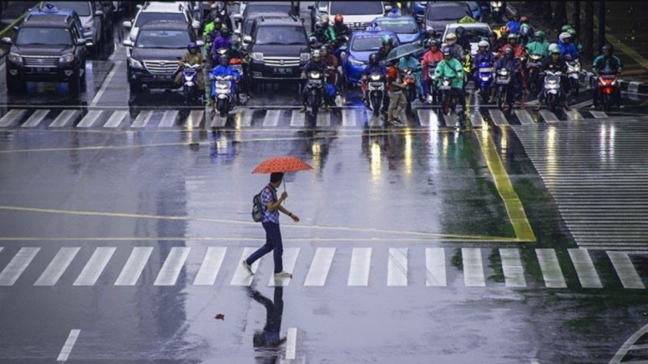 Ilustrasi - Penyeberang jalan melintas di zebra cross Jakarta. (ANTARA/Fianda Sjofjan Rassat)
