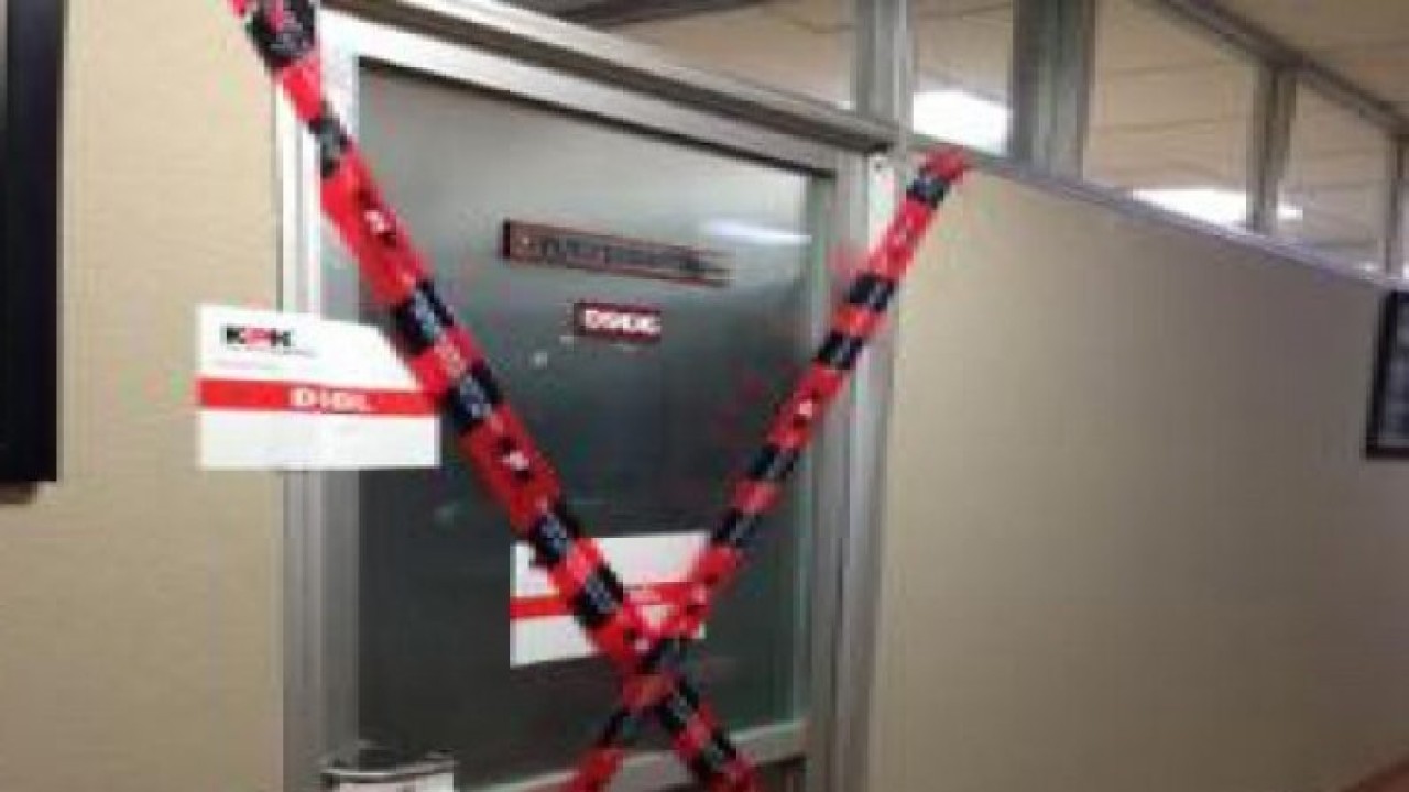 Ilustrasi penyegelan pintu ruang kerja oleh KPK. (ANTARA)