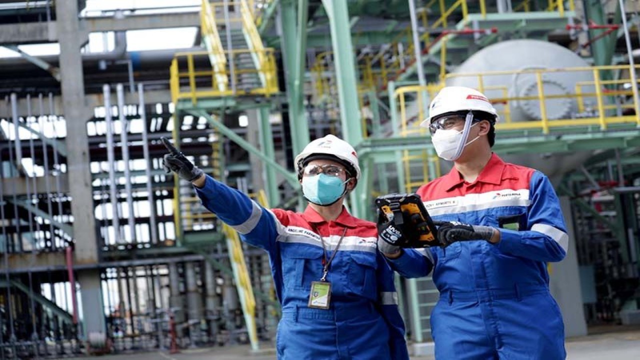 Ilustrasi - Perwira PT Kilang Pertamina Internasional (KPI) RU IV Cilacap mengecek keandalan kilang dalam memroduksi bahan bakar minyak. ANTARA/HO-PT KPI RU IV