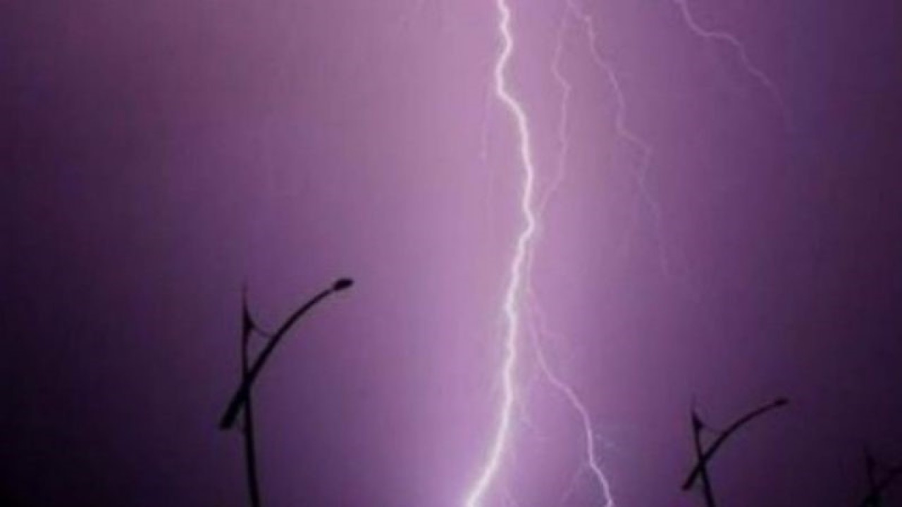 Ilustrasi - Petir menyambar. (ANTARA FOTO/Iggoy el Fitra/aww)