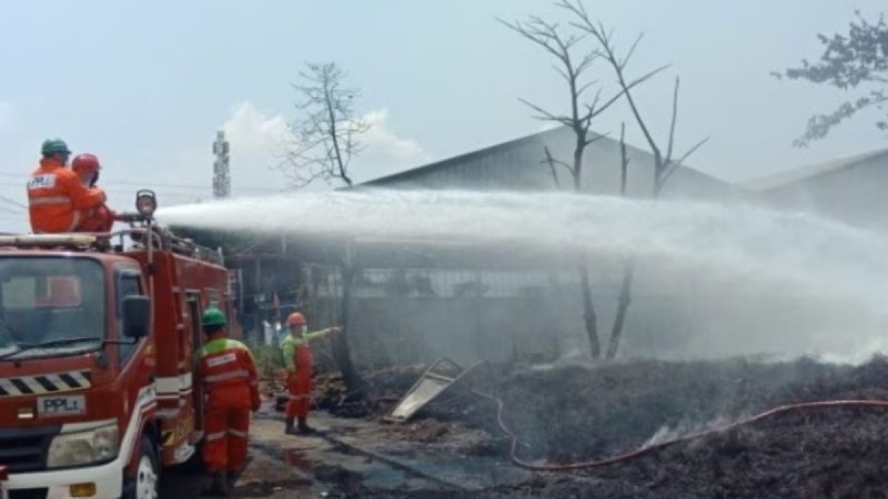 Ilustrasi petugas damkar tengah berusaha memadamkan api. (ANTARA/Dok)